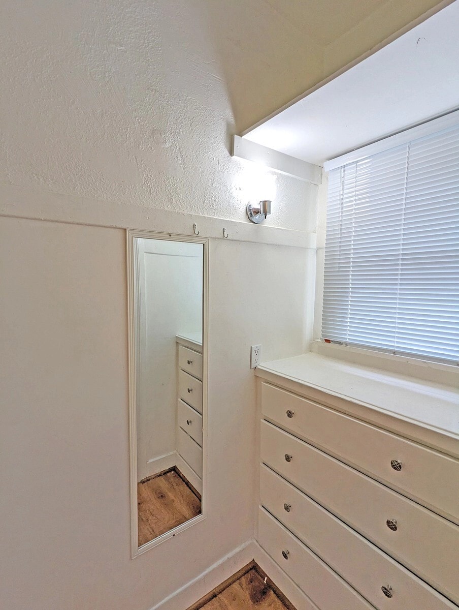 Building Photo - 1526 6th Ave