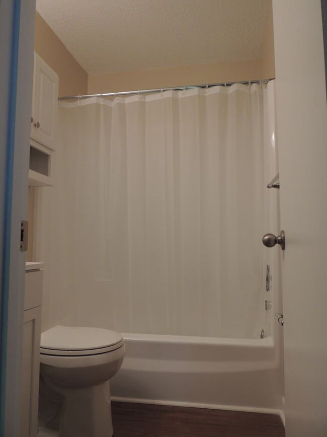 Building Photo - Convenient location , 2 bedroom 1.5 bath 9...