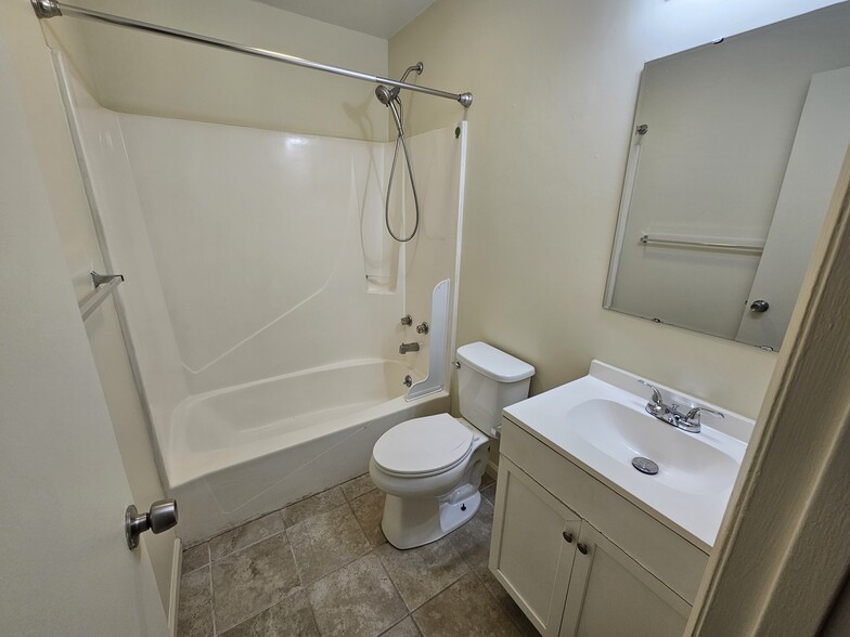 Building Photo - 1310 Avon Ct