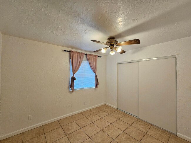 Building Photo - Downstairs / 2 bedroom / 1 bathroom unit