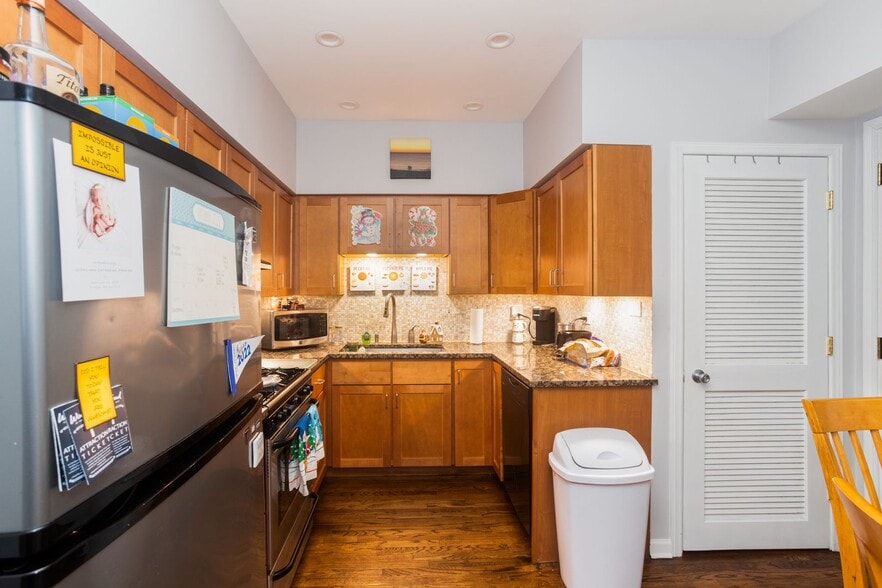 Building Photo - 3712 N Sheffield Ave