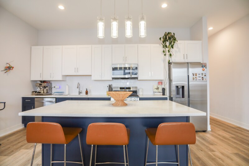 Building Photo - 2402 W Carmen Ave