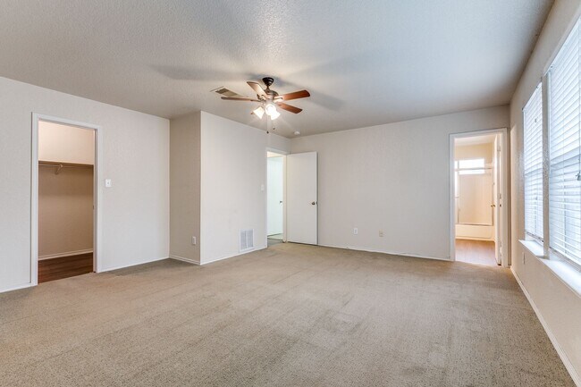 Building Photo - BEAUTIFUL 4-BEDROOM HOME NEAR UTSA