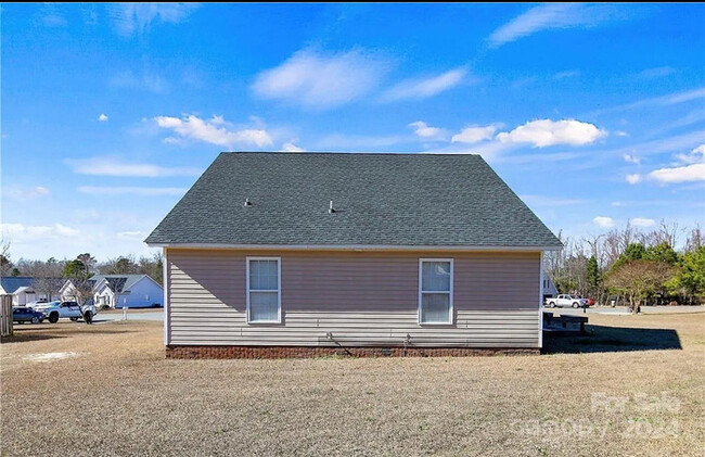 Building Photo - Charming Ranch Home with Modern Updates an...