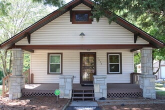 Building Photo - Move in Special - 3bed 2 bath in KCK off T...