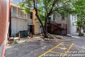 Building Photo - 142 W San Antonio St