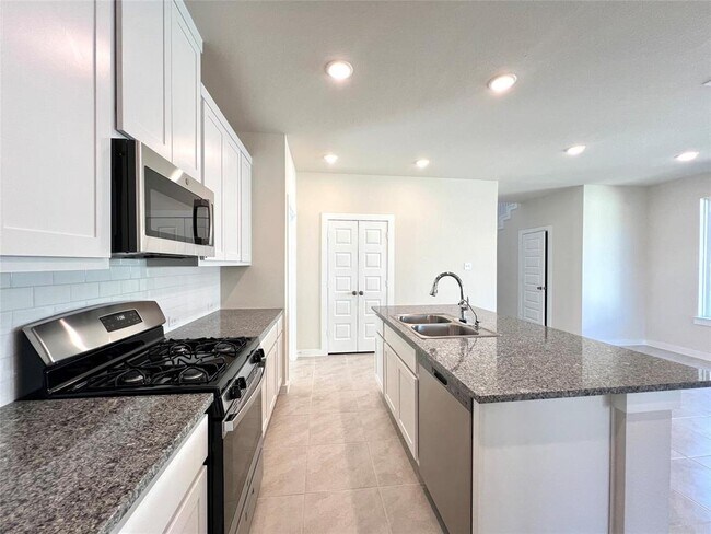 Building Photo - 7238 Clearwater Cv Dr