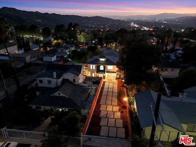 Building Photo - 10347 Hillhaven Ave