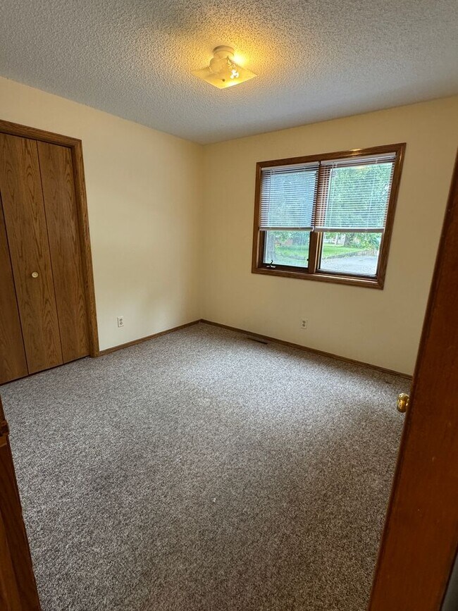 Building Photo - Peace, quiet, and a quick walk to campus