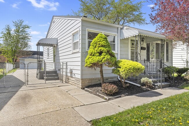 Building Photo - 22611 Hillock Ave