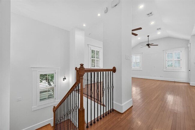 Building Photo - 1042 W 25th St