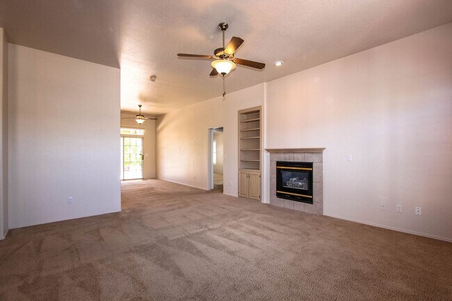 Building Photo - 653 Golden Hawk Dr