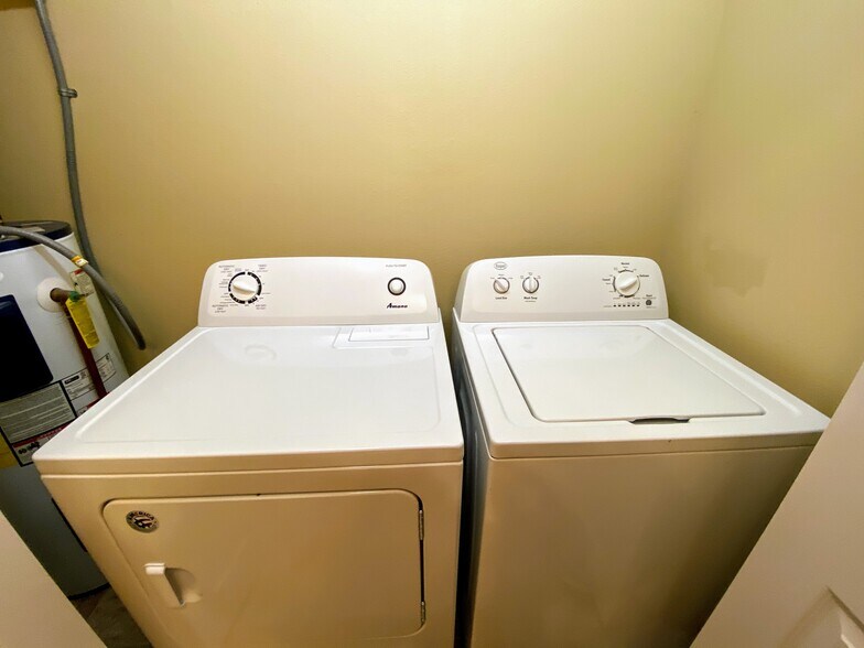 Building Photo - 2000 Meadow Ct