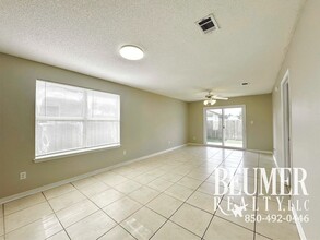 Building Photo - Charming 3br 2 bath Located 4 miles from NAS Back Gate