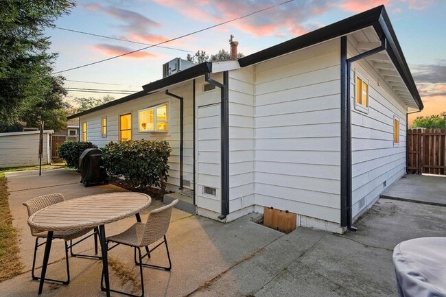 Building Photo - 8 17th St