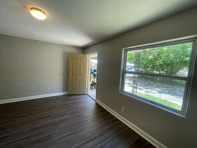 Building Photo - Available now. Upgraded studio!