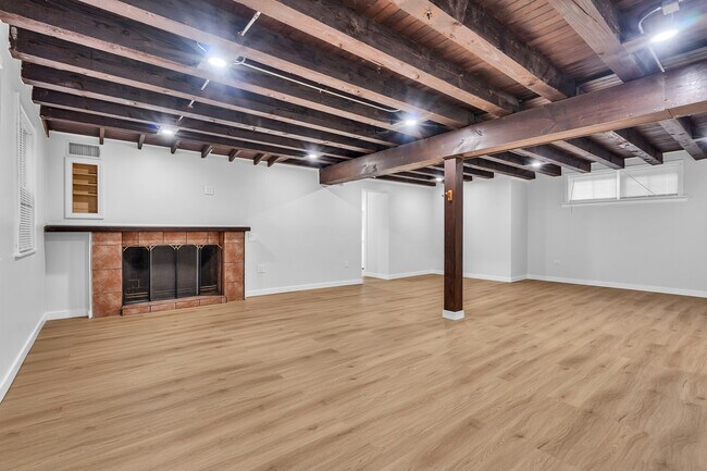 Building Photo - 6811 N Kenneth Ave