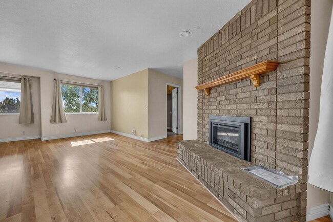 Building Photo - 567 N Allanwood Pl