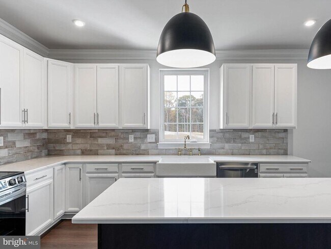 Building Photo - 240 Baldy Ln