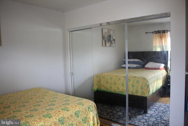 Building Photo - 219 Meadow Dr