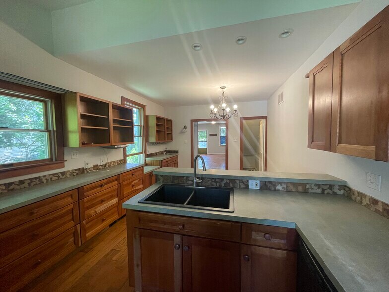 kitchen - 210 Mannion Ave