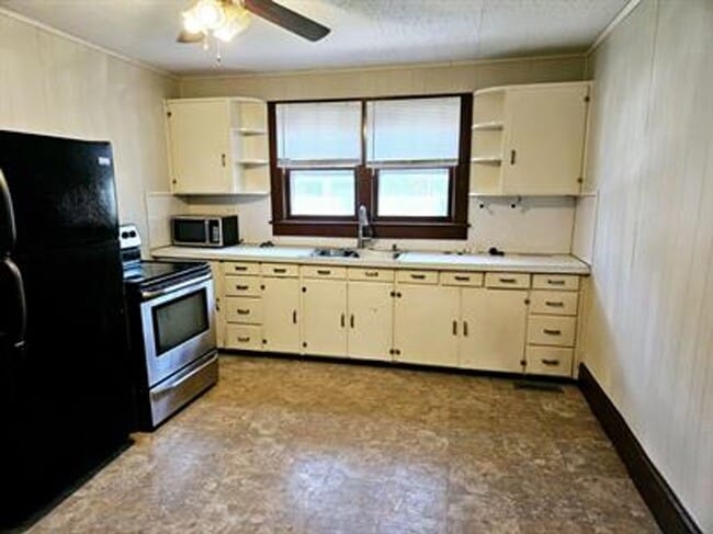 Building Photo - Quaint 2 Bed, 1 Bath Home – Available 11/1/25!