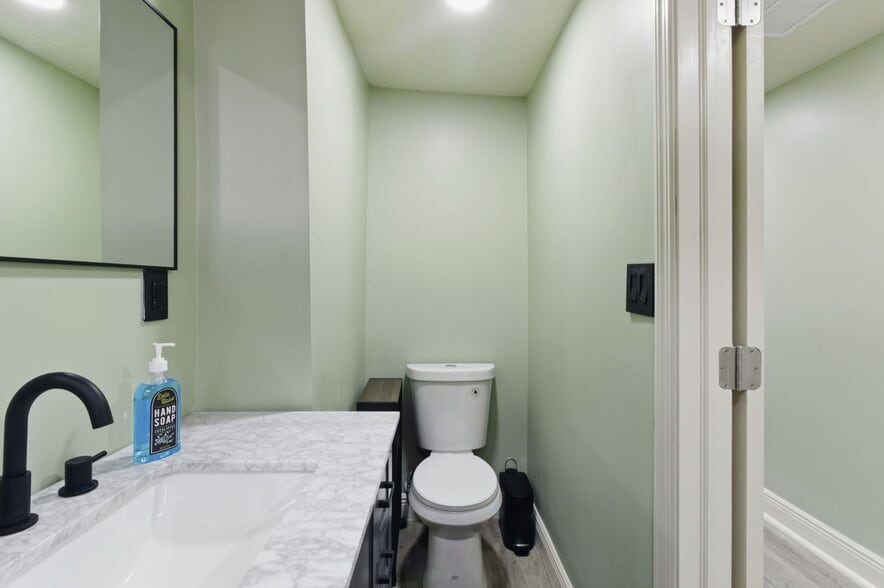 Building Photo - 1232 W Lombard St