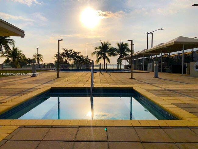 Building Photo - 600 NE 36th St