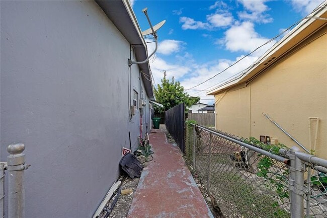 Building Photo - 8453 Southampton Dr