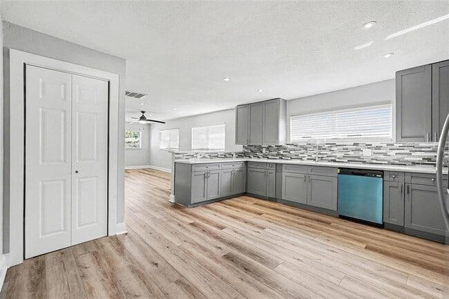 Building Photo - 8902 El Portal Dr