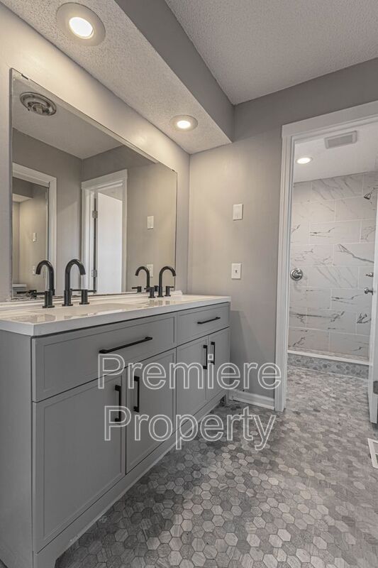 Building Photo - 1011 SW Lorman Dr