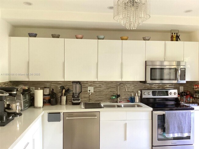 Building Photo - 460 Poinciana Island Dr
