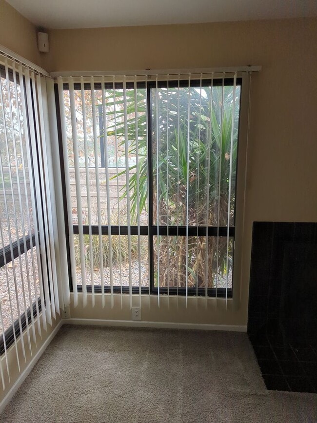 Building Photo - 2 Bed/2.5 Bath Townhouse w/2 Car Attached ...