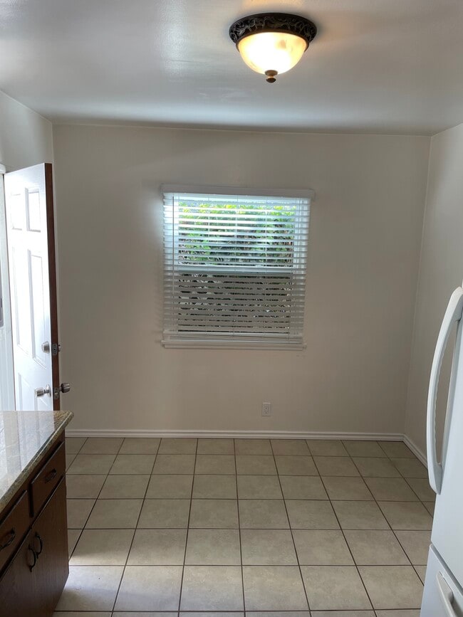 dinning area - 1800 Green Ln