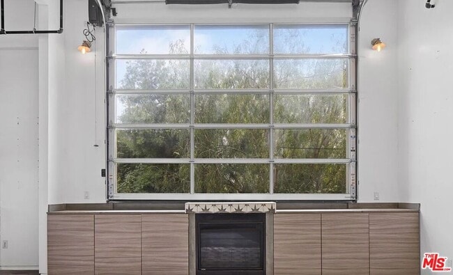 Building Photo - 615 6th Ave