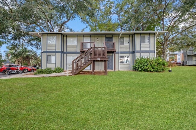 Building Photo - Completely renovated 2/1 on Golf Course!