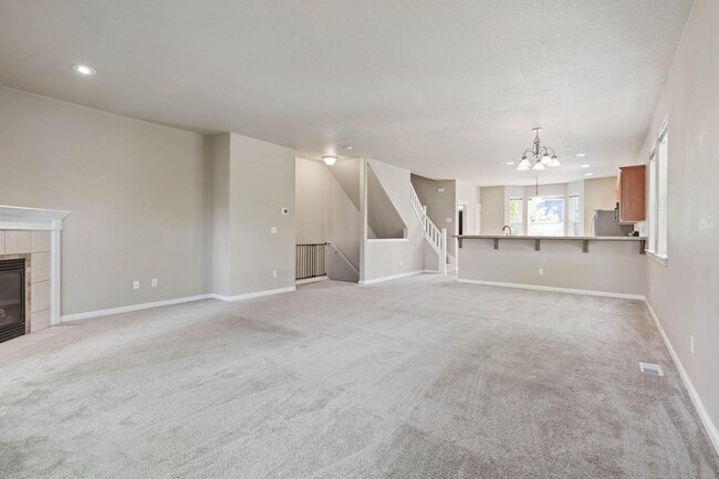 Building Photo - Bright, spacious 3-bdrm/2.5 bath Tigard townhome. Fireplace, balcony, 2-car garage, W/D
