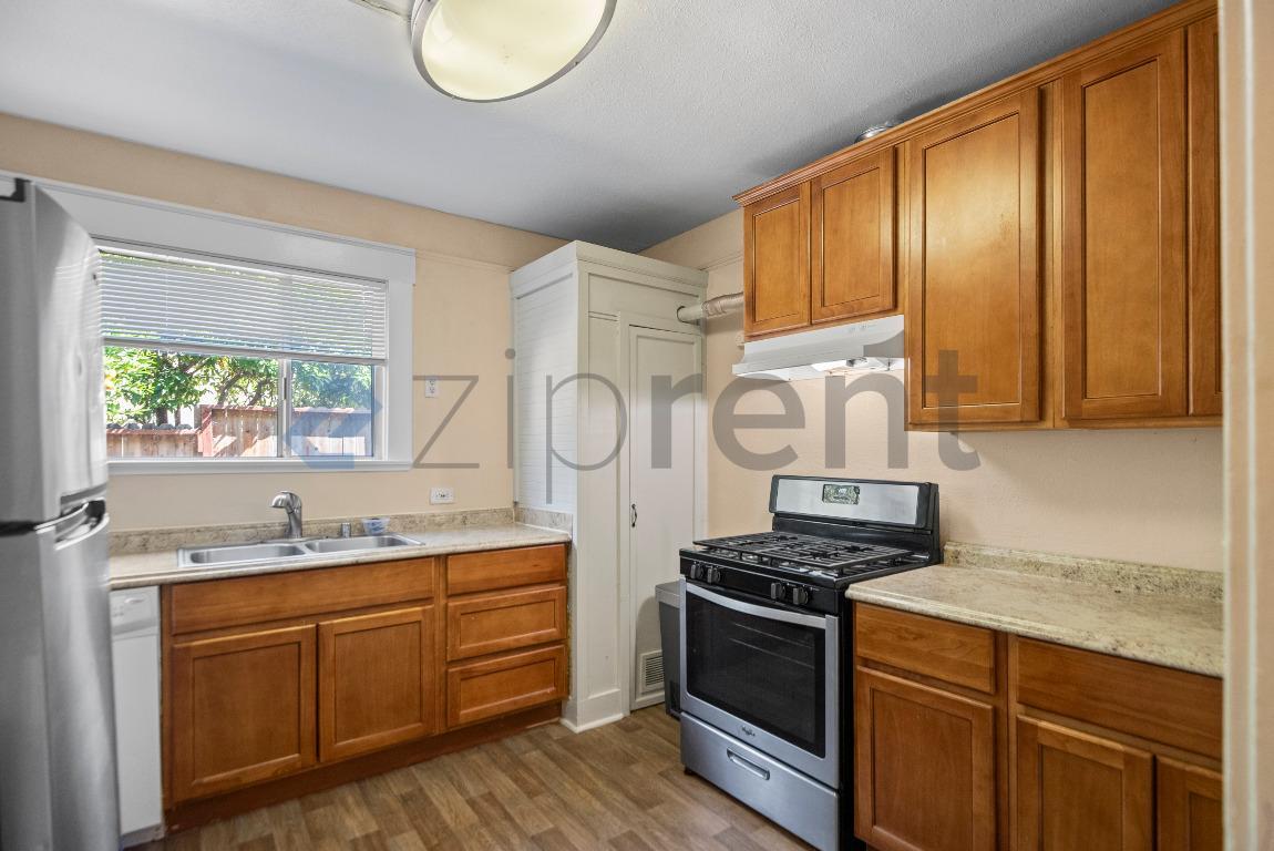 Building Photo - 1613 Pomona St