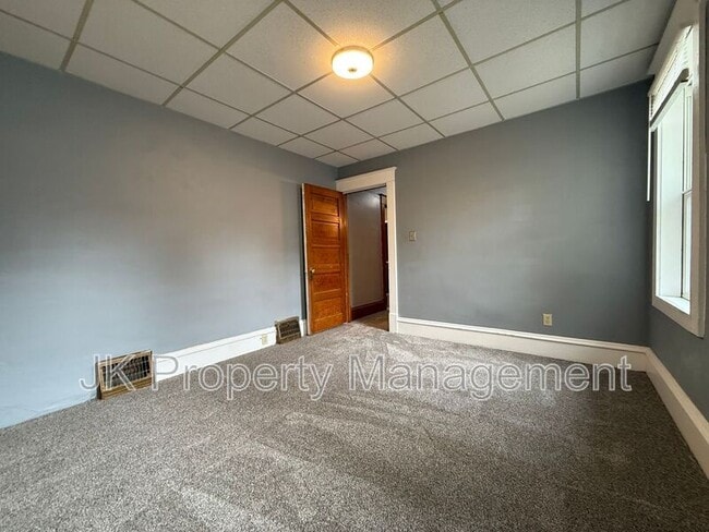Building Photo - 609 6th Ave N