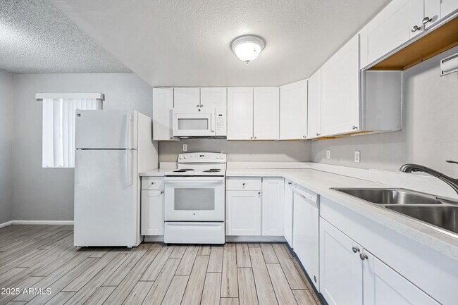 Building Photo - 3445 E Earll Dr