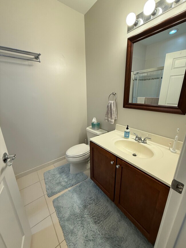 Building Photo - 300 W Elm St