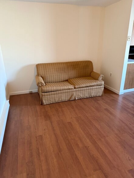 Living Area - 926 Washington Blvd