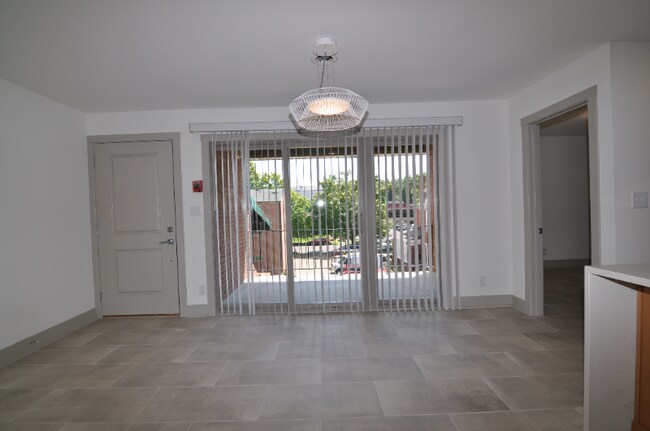 Building Photo - 924 10th Ave