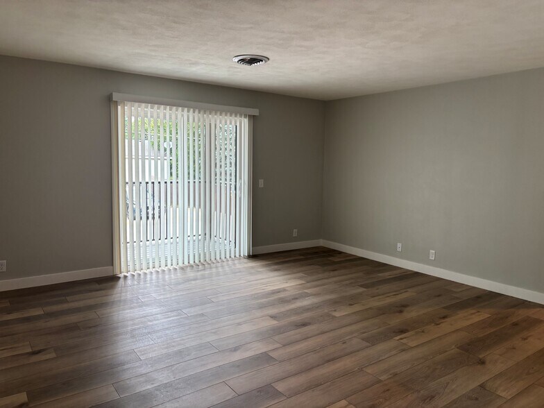 Building Photo - 1646 W 42nd St