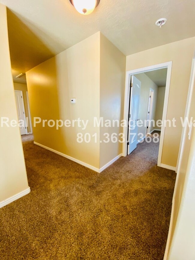 Building Photo - 5 Bedroom 3 Bathroom Riverton Home!