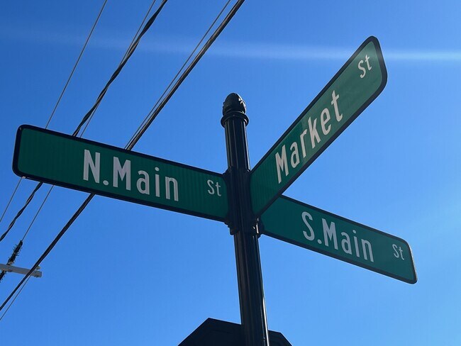 Building Photo - 104 E Market St