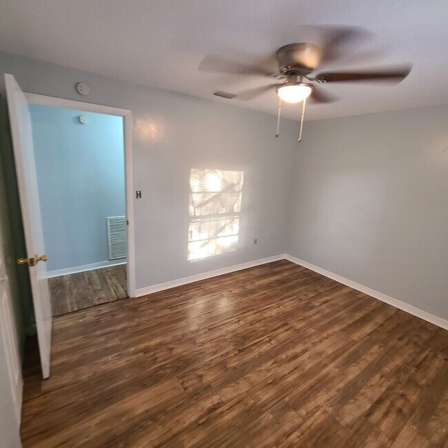 Building Photo - Charming Three Bedroom One Bathroom House ...