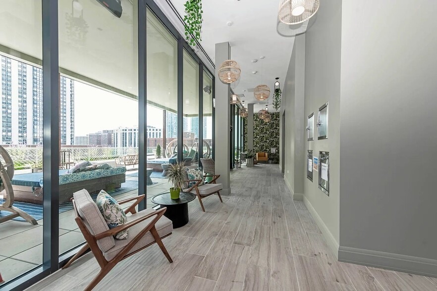 Building Photo - 122 W Division St