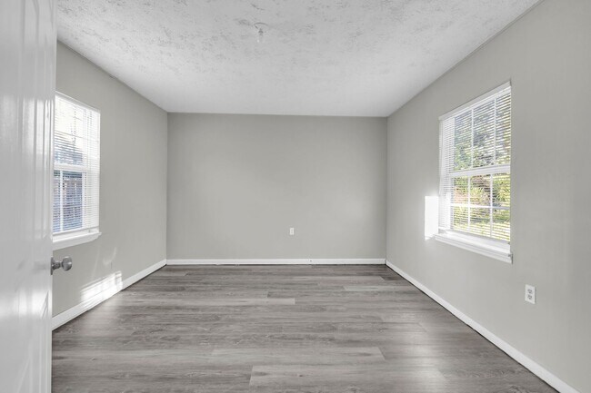 Building Photo - Welcome to your beautifully refreshed home in Hampton, where comfort, style, and convenience come...