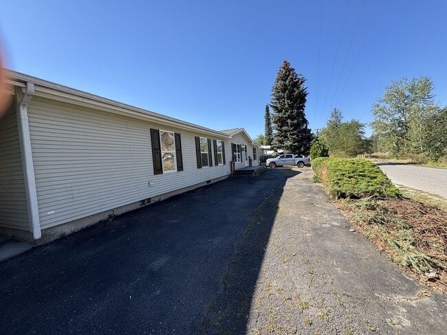 Building Photo - Riverfront 3BD/2BA Home
